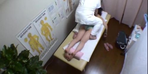 Kinky masseur sliding finger in Asian cunt on spy video