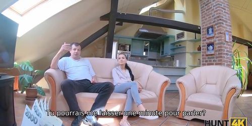 HUNT4K. Un chasseur chanceux baise une merveilleuse jeune femme pour beaucoup d'argent