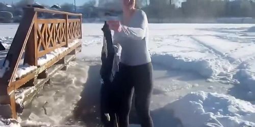 Brave Russian bimbo strips down to her underwear in snow