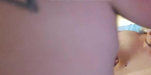 Mi marido me come las tetas y yo su semen