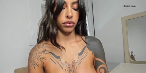 Tattoo Latina mit geilen Naturtitten und Tattoos (amateur )