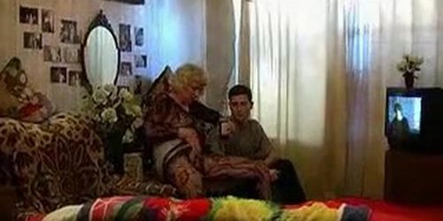 MoviesAnd - ¡La abuela toma una botella y una polla!