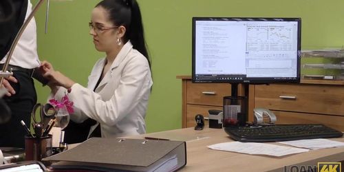 LOAN4K Chica viene a la oficina de prï¿½stamos por dinero pero se la follan