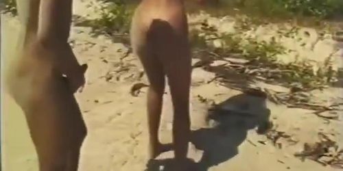 Novinhas gostosas gemendo  e gozando dando a bucetinha e o cusinho bem gostoso na praia