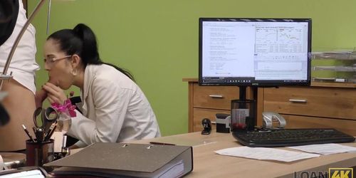 LOAN4K Une vient au bureau de prï¿½t pour de l'argent mais se fait baiser (Elis Dark)