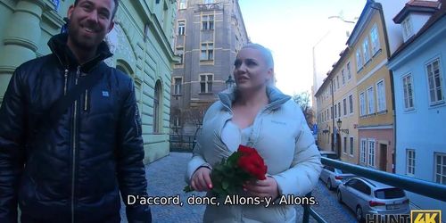 HUNT4K. Hot blonde avec de gros sirï¿½nes satisfait le chasseur et est payï¿½e