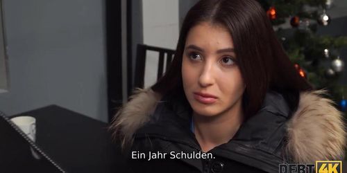 DEBT4k Guy zieht einen harten Schwanz aus der Hose, um den hinreiï¿½enden Schuldner zu bestrafen (Monica Sweet)