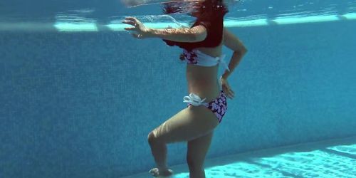 Long haired astonishing Latina girl Andreina underwater (Andreina Deluxe)