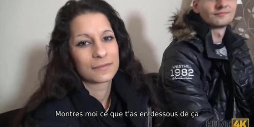 HUNT4K. L'homme capture sur la caméra comment il baise la mignonne près de son petit ami