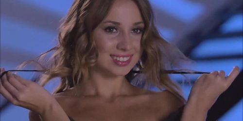 Hot chick Linda bares all her natural body on a couch (Sarah Lollypop)