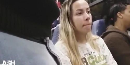 Novinha olhando no pau