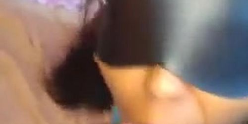 Morena pagando boquete com plug no cu