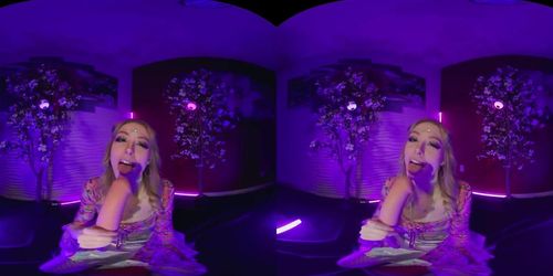 Festivāls porn video – Cute blonde brings the EDM festivals home and masturbates for you in VR