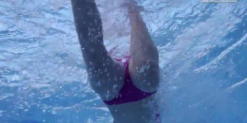 Hot Elena shows what she can do under water