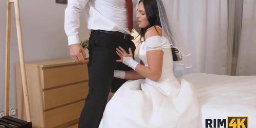 RIM4K. Muscular stud enjoys amazing rimjob from his gorgeous bride