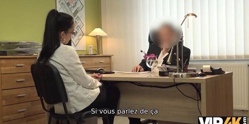 VIP4K. Brunette ne peut pas dire non au prï¿½teur si elle veut obtenir de l'argent (Elis Dark)