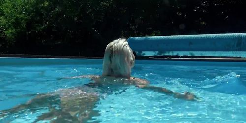 Outdoor swimming pool erotics with naked Zazie (Zazie Skymm)