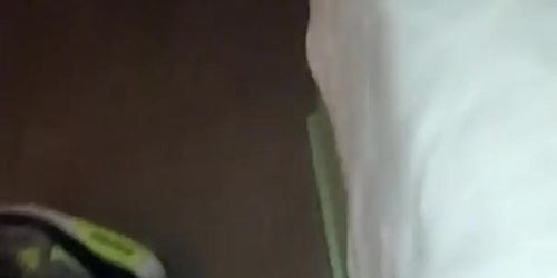 cornudo filma a su esposa y se pajea mientras el corneador le da pija cómo una puta