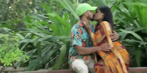 Indian Hot Kissing - Gf Pranked In Saree