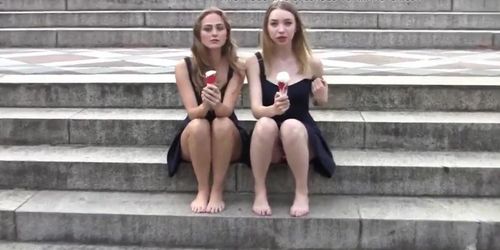 VIDAGE DE COUILLES EN REGLE: HELEN ET CHARLOTTE (18 ANS) 2 (Alena H)