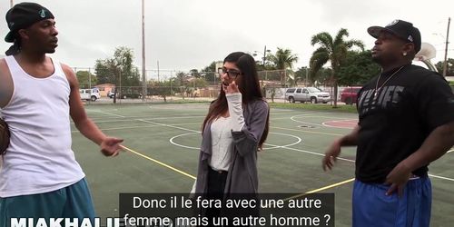 MIA KHALIFA - Sexe interracial avec une fille arabe triste et des mecs afro-amï¿½ricains bien dotï¿½s (Julianna Vega, Violet Myers, Sean Lawless)