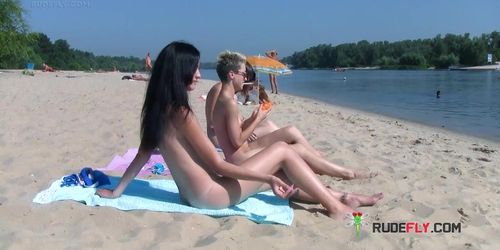 Nude beach girl secretly filmed enjoying herself on the beach (amateur )