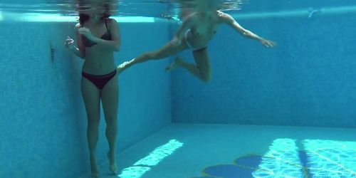 Hot Hot Hotties Cruz And Jessica Swim Naked Together (Lindsey Cruz, Jessica Lincoln)
