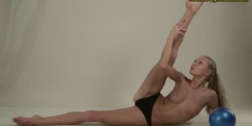 Masha Caricina bends herself in incredible ways naked