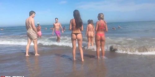 Hermosas colas en la playa