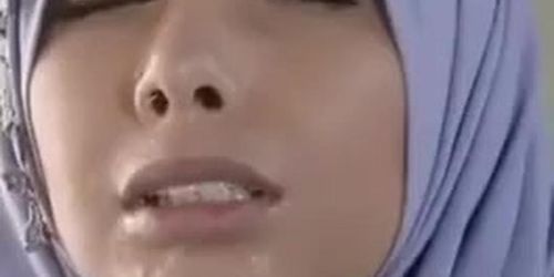 Hijabi Girl Fucking on Top