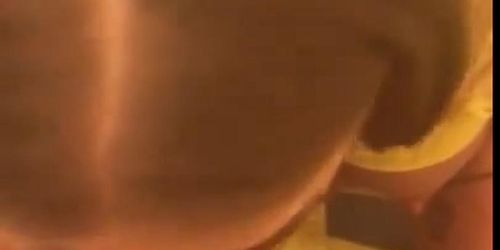 Fellation et sexe avec sa skinny amie secretement dans les toilettes publiques
