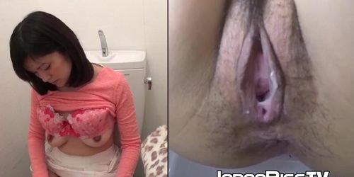 Juicy Japanese pussy filmed peeing in close up style