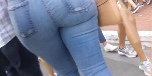 Amzing nrunette with bubble booty in tight jeans