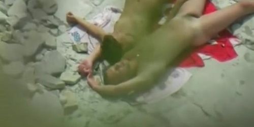 Parejita pillada teniendo sexo en la playa