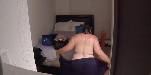 Une mamie obèse nue en caméra cachée