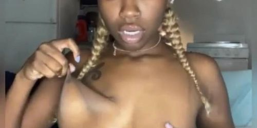 Big black natural boobs. (La Reina)