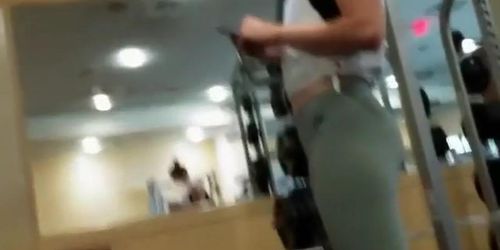 Hot ass and legs workout in the gym