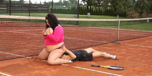 Chunky bbw sixtynining on the tennis court