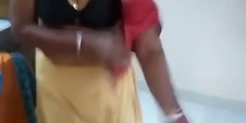 Malayali hot aunty in a saree shows her nude body to neighbor