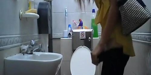 Spying a cute girl pee and wipe her pussy