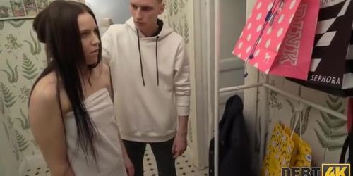 Debt collector dude fucks her pussy in a vile fashion