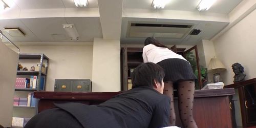 Fuck a lusty Japanese woman in the working room of the office (Office Lady)