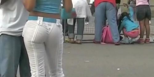 Alluring ebony ass caught on street candid cam