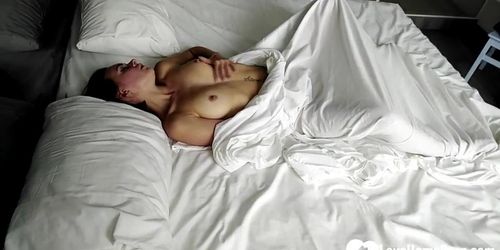 Teen fingering her slit in bed