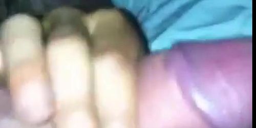 La fille doigte sa chatte en branlant son mec