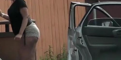 Big booty cleaning car