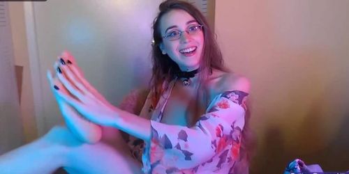 camgirl worships her feet