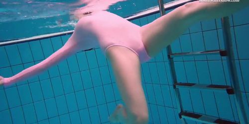 Pink swimsuit girl Liza Bubarek stripping underwater