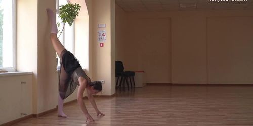 Kim Nadara sexy nyked gymnast (Dea Jehtor)