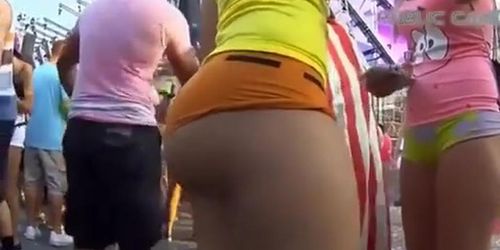 Big round ass chick in tight shorts dancing